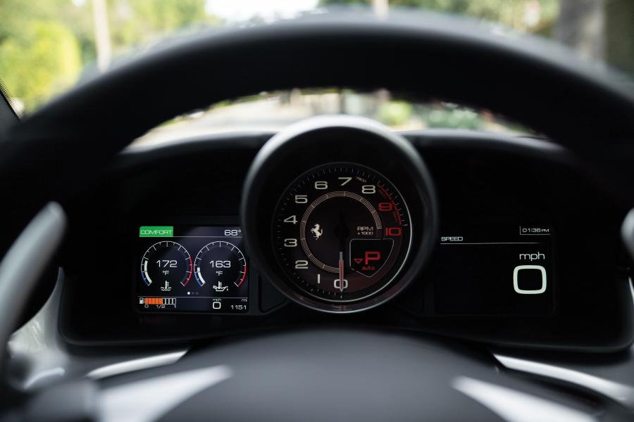 Панель приборов Ferrari GTC4Lusso The Icon (229194) 2018 года  (фото 4 из 32)